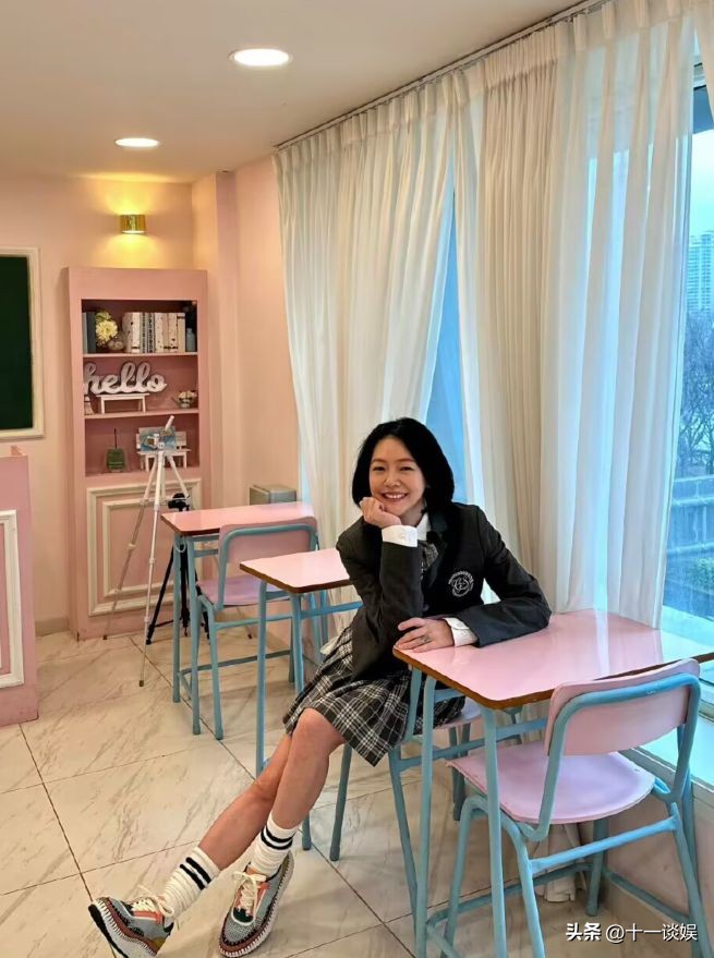 韩国街头偶遇小S，44岁穿高中校服坐旋转木马，被网友吐槽装嫩