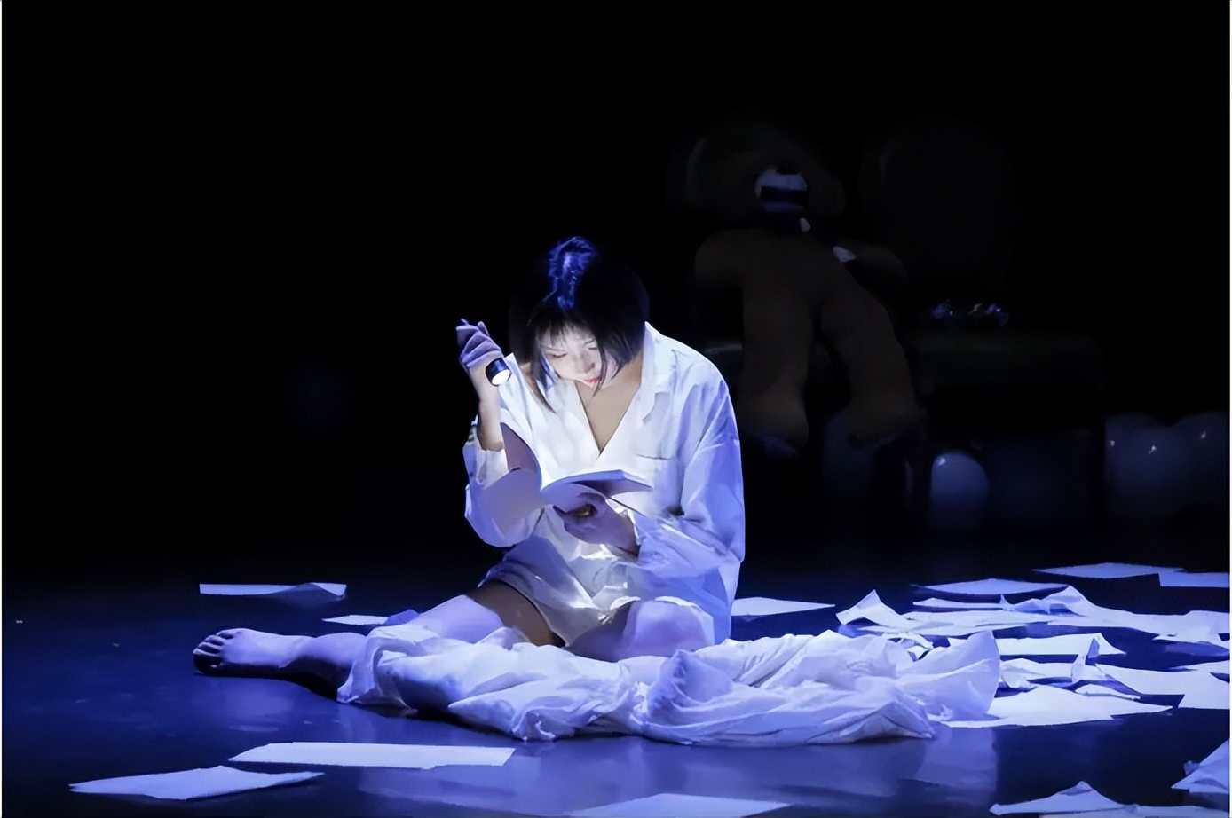 话剧背景配乐压抑,话剧表演背景音乐压抑