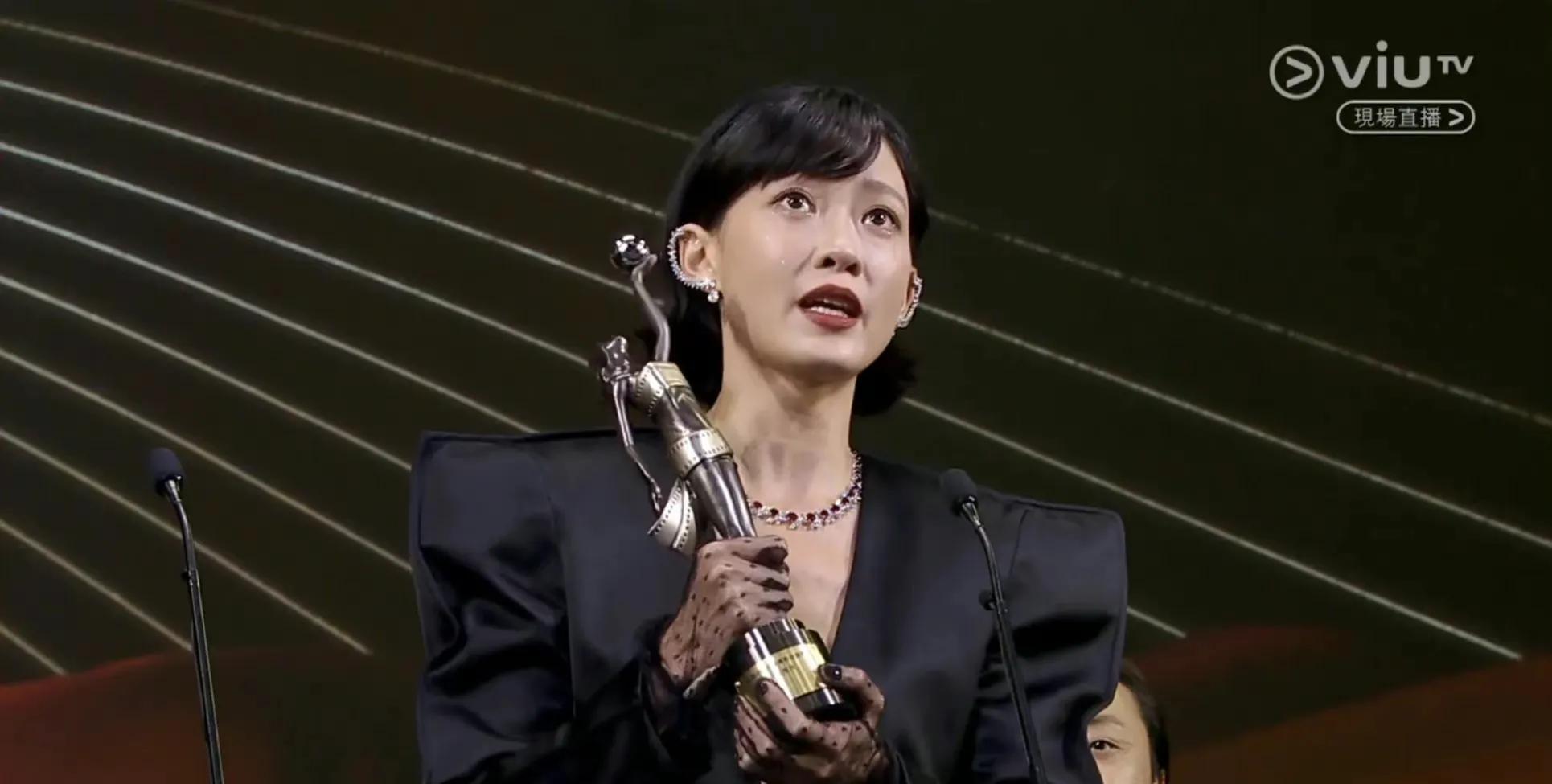 金像影后刘雅瑟获奖现场,金像红毯