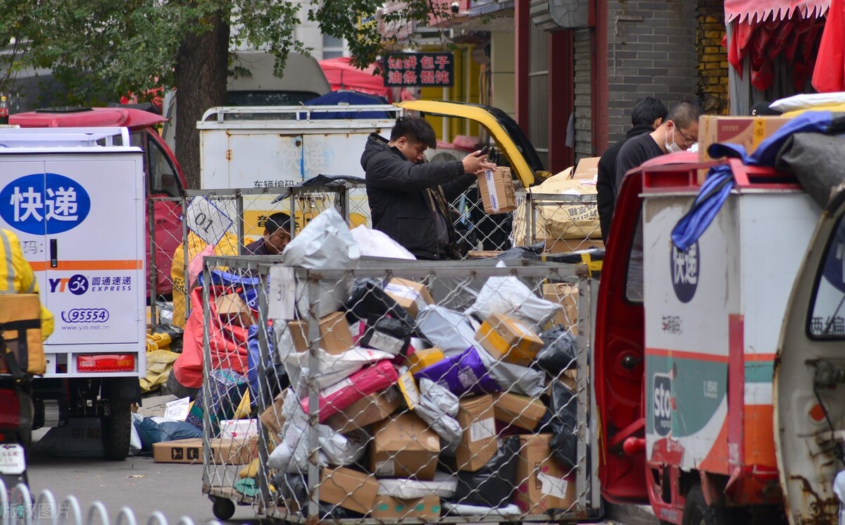 专家建议，应该取消各种代收点，快递员恶意不送上门应该严肃处理
