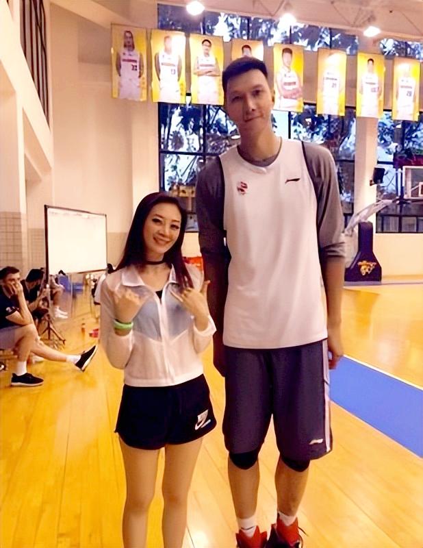 易建联和荆灵婚礼,易建联及老婆荆灵个人资料