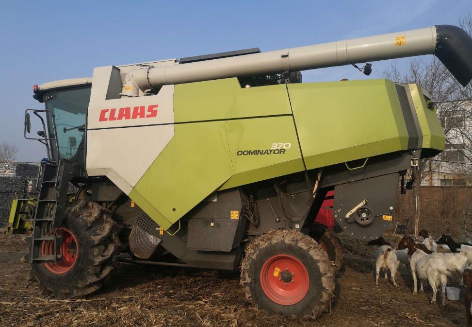 格拉斯大型联合收割机收割视频,大型克拉斯收割机工作视频