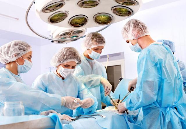 手术时，医生切开的伤口怎么不流血？说出真相