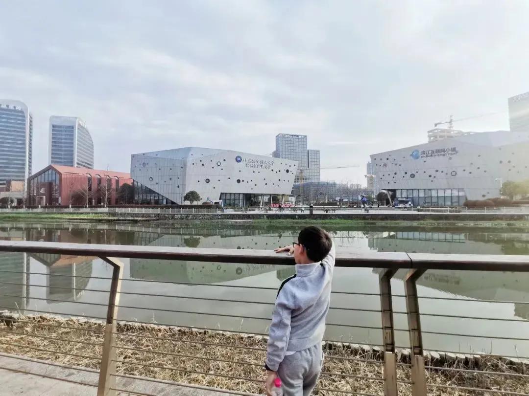 大草坪放风筝,草坪大风筝