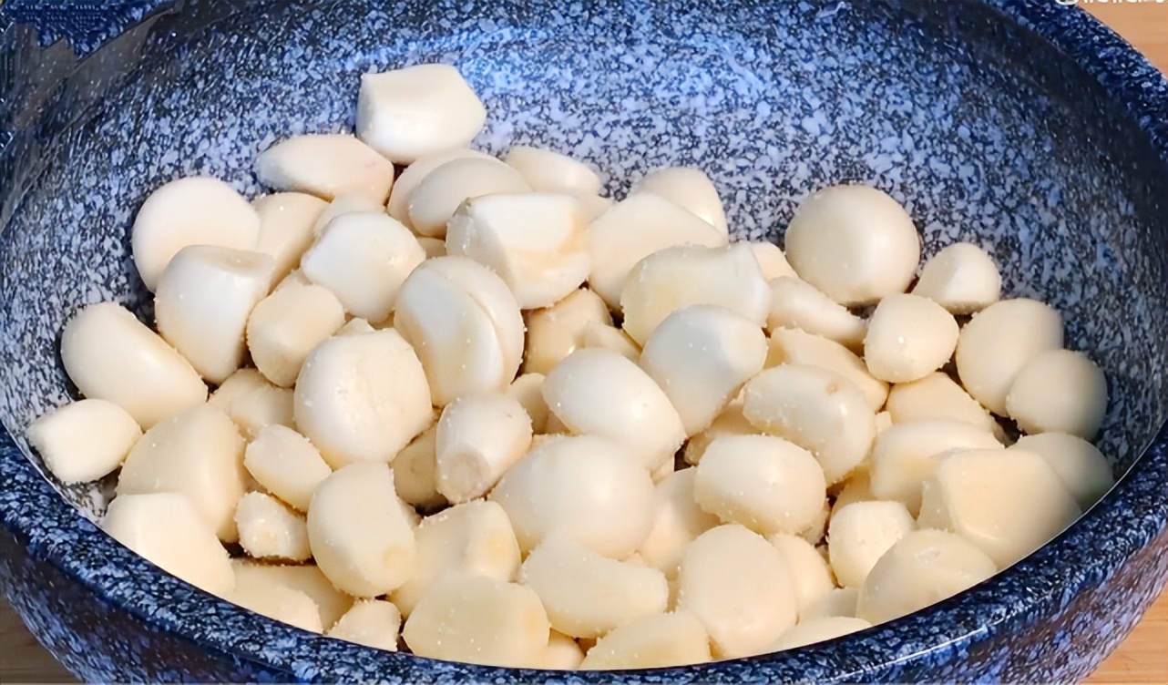 醋腌腊八蒜的正确方法,腌腊八蒜时只放醋就错了教你一招