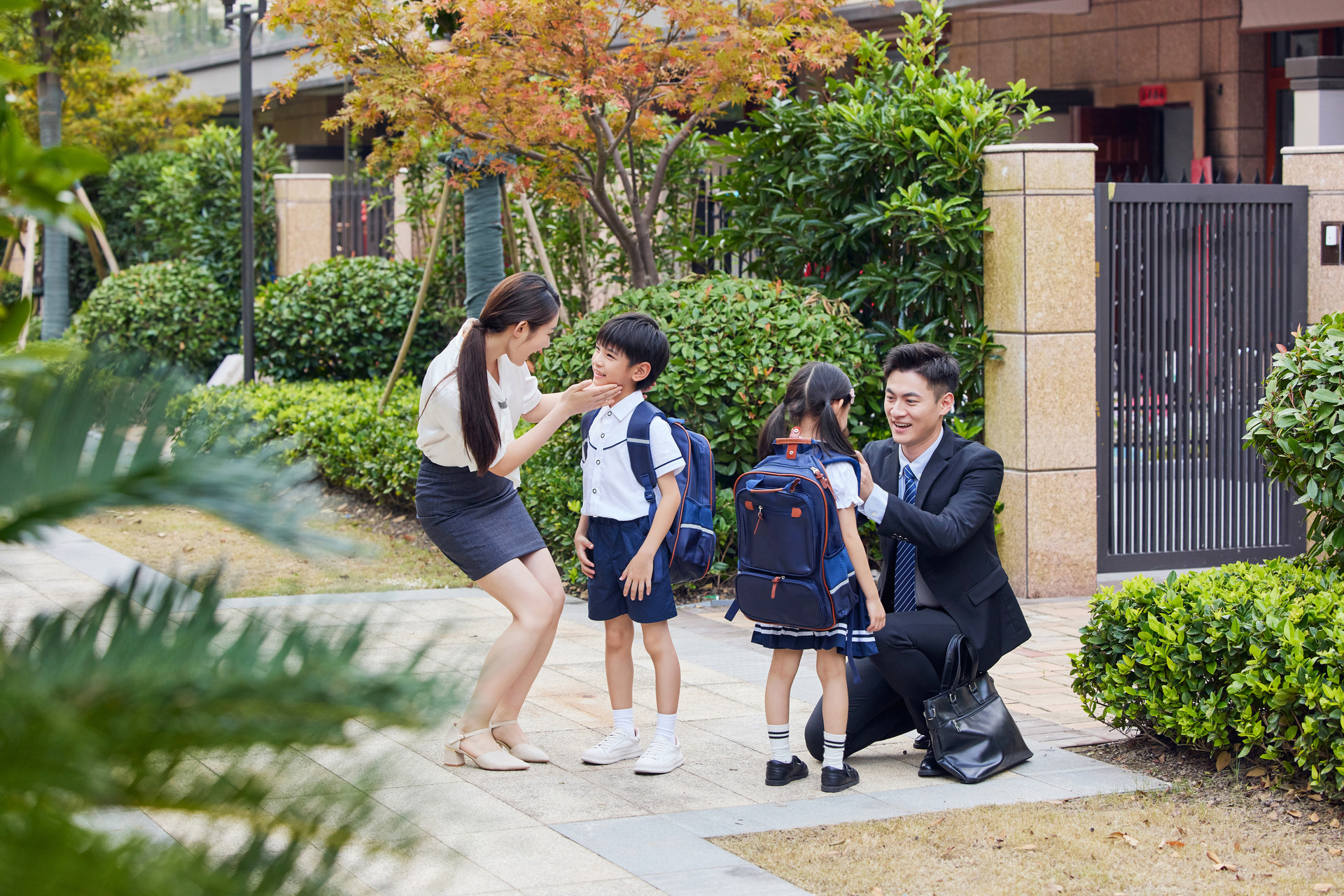 地铁孩子哭妈妈举手扇巴掌,南昌地铁妈妈扇小孩