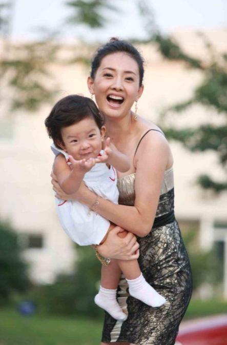 牛莉一家三口近照曝光,牛莉晒一家三口照片