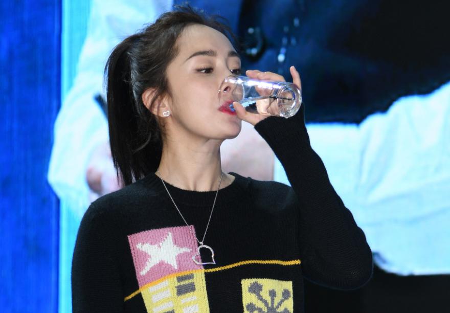 长期喝茶喝白开水谁的身体更健康,长期喝白开水和喝茶的人身体怎样