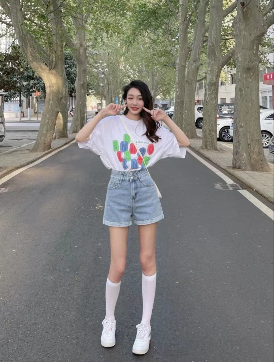 红色牛仔短裤搭配什么颜色上衣,微胖牛仔短裤搭配什么上衣