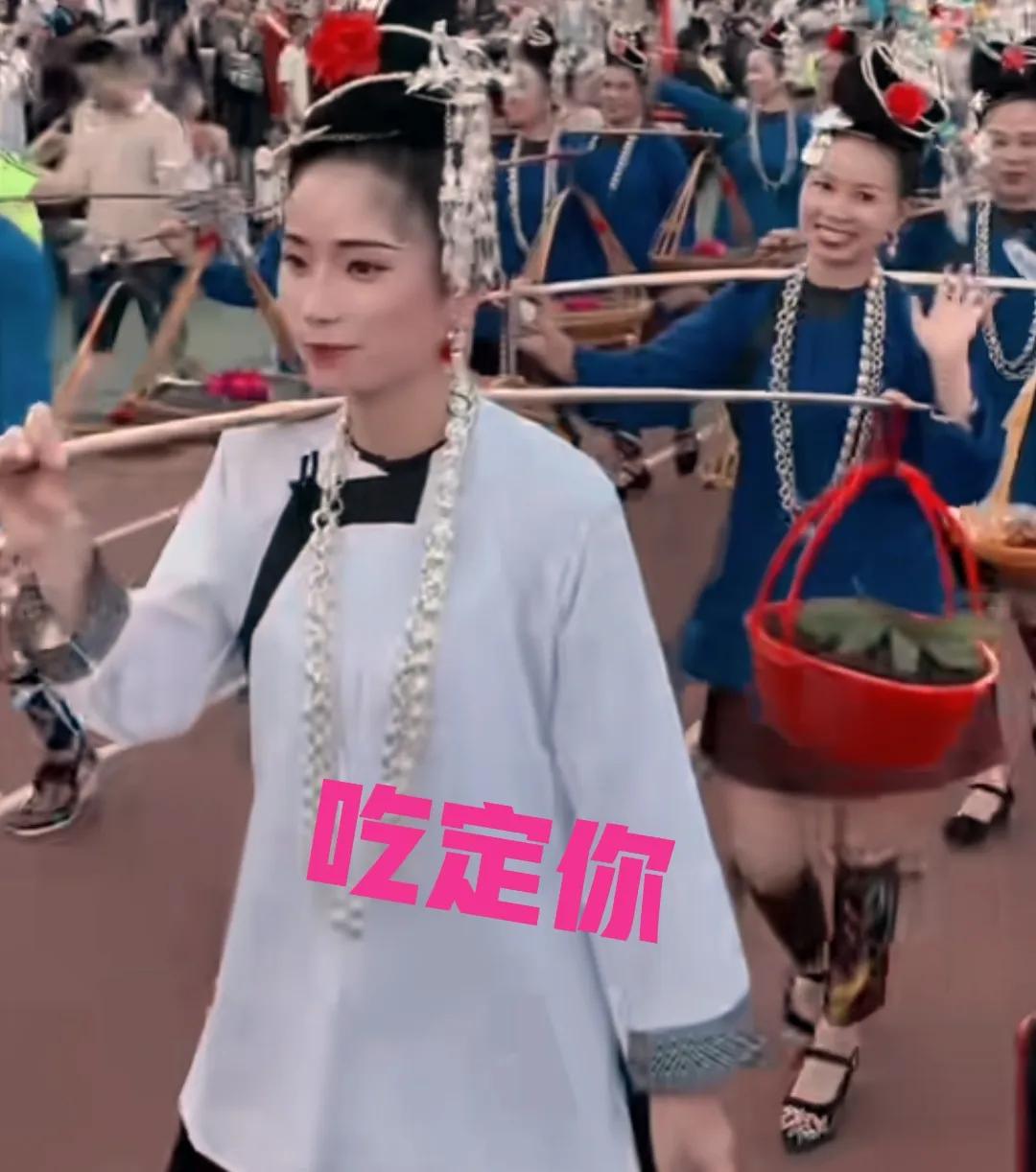 村超民族时装秀,村超足球宝贝表演