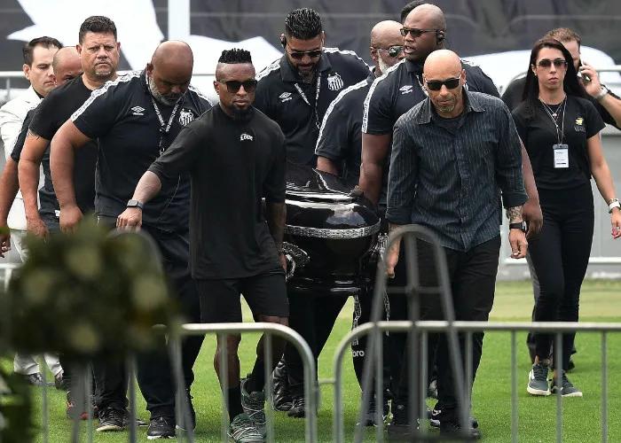 “球王”贝利,安息之地由14层楼组成,有14000个拱顶,他选9楼