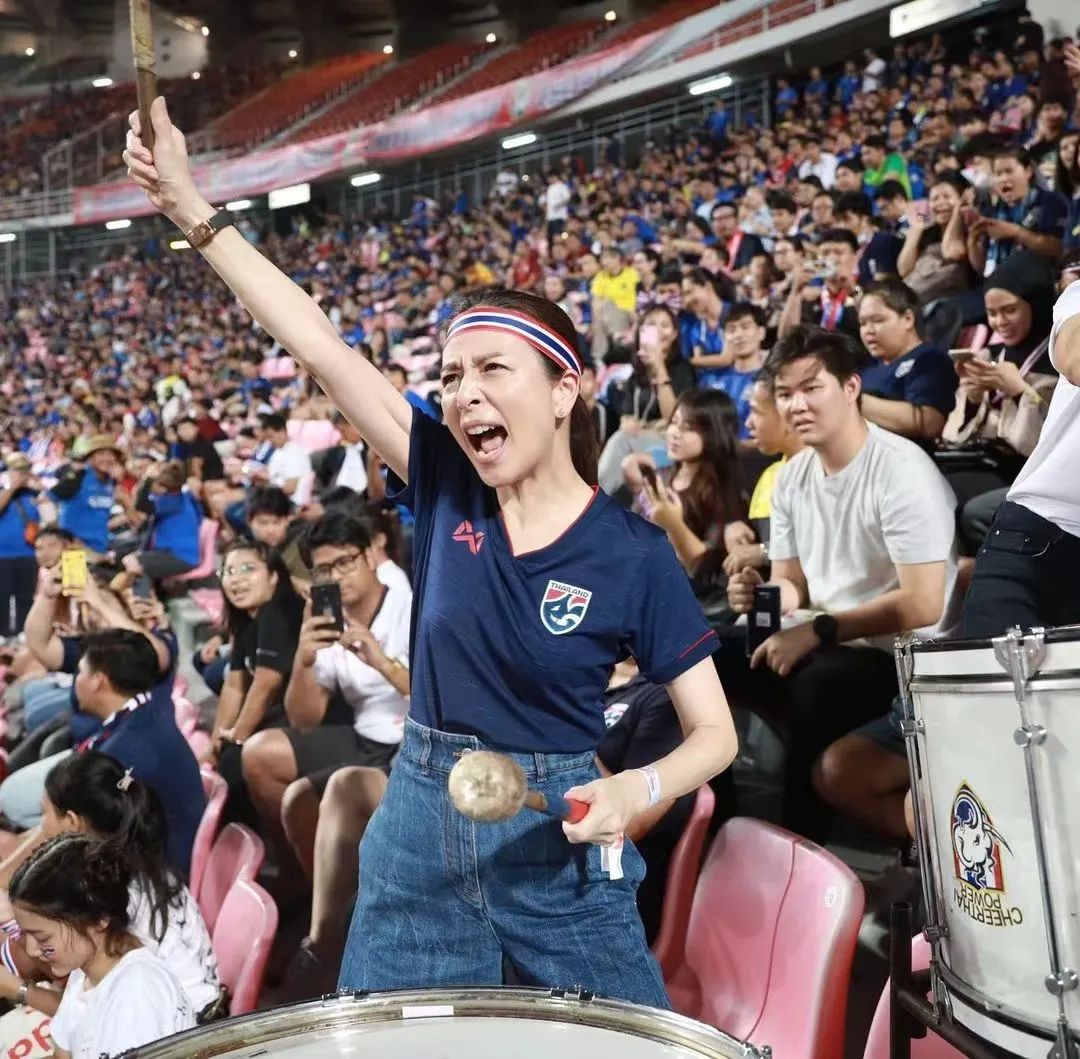 56岁泰国名媛：爱马仕随心背，带队打世界杯，还是泰王白月光？