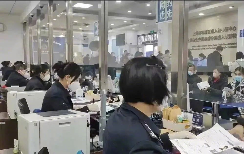 上海出入境证件办理量月超38万,上海恢复出入境证件办理工作日