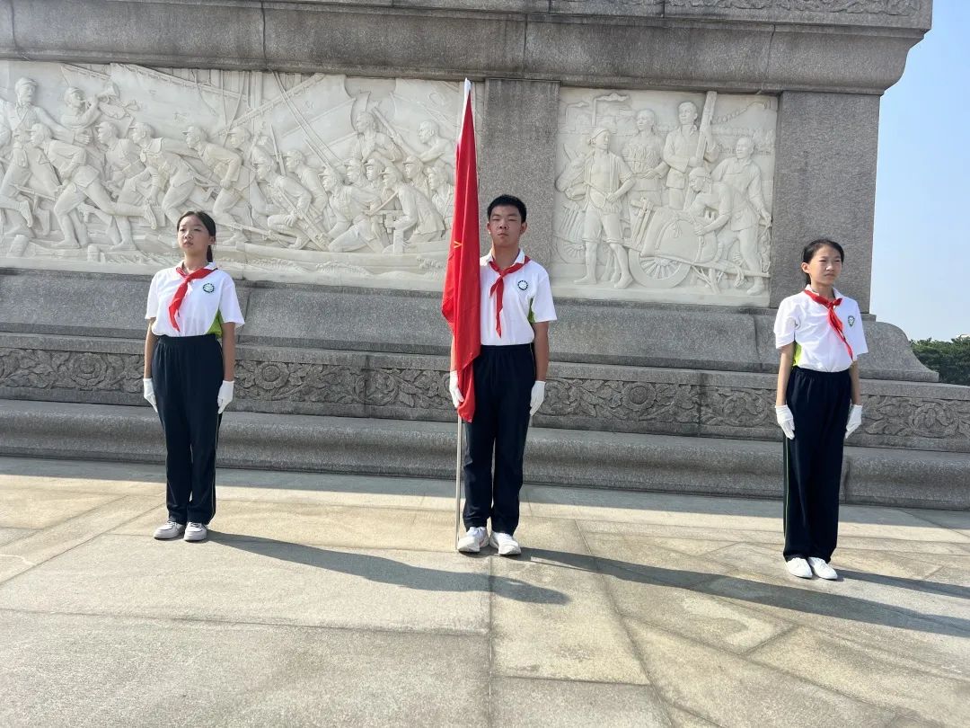 *党**建引领│缅怀革命先烈，传承红色基因——丰台区少先队员站立首都少年先锋岗