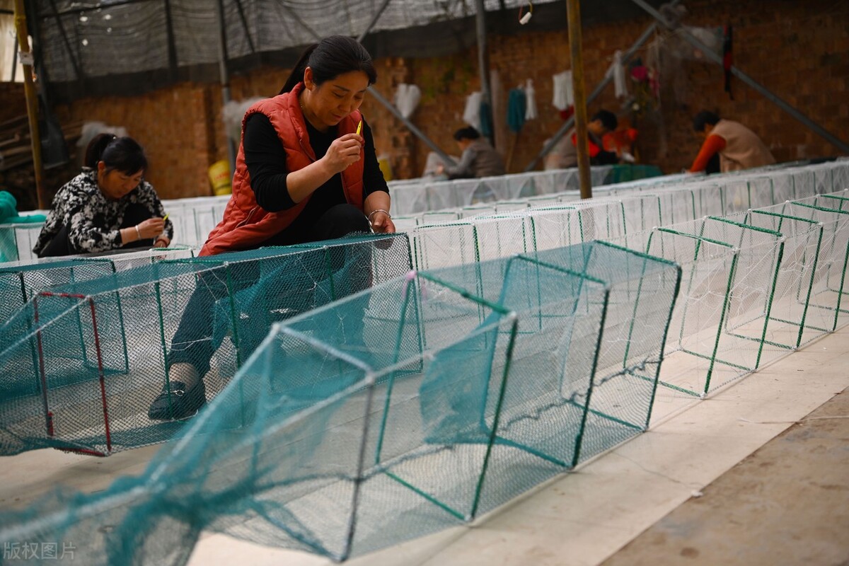 山东聊城引领“巾帼车间”，妇女加工渔网忙，每天收入60元左右