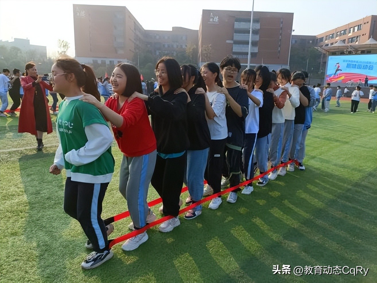 运动的浪漫赛场的芬芳——记宜宾市四中高三年级趣味运动会