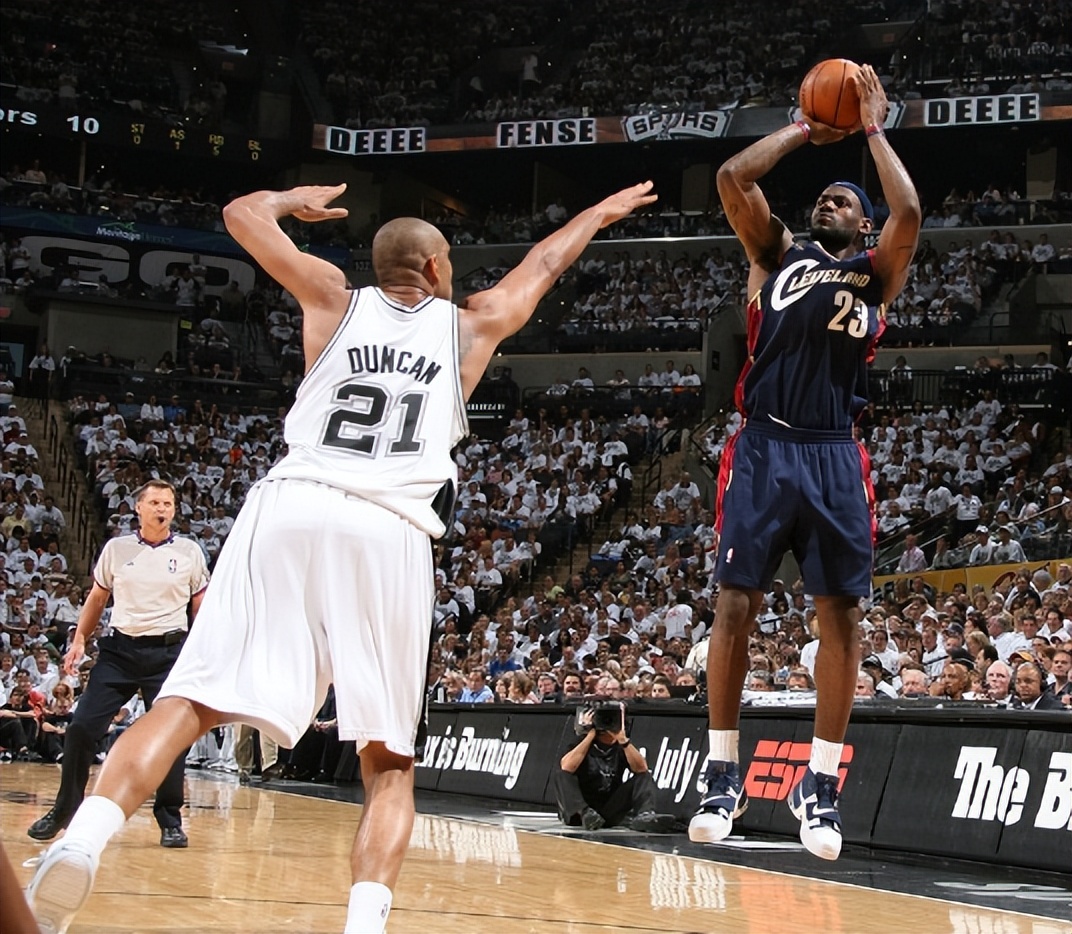 老詹40分10篮板9助攻2抢断,17年总决赛老詹自抛自扣隔扣麦基