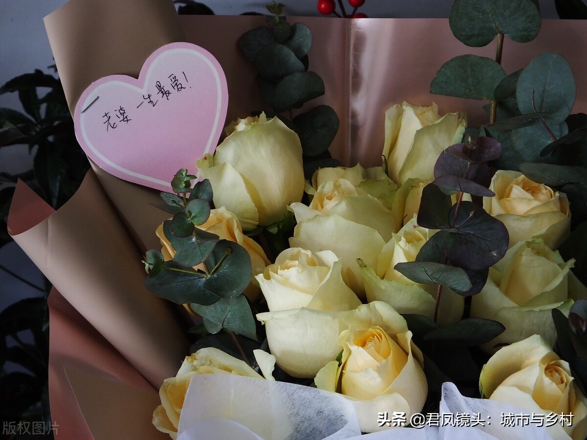 湖北宜昌：情人节，商家为顾客定制的鲜花温馨浪漫，含情脉脉
