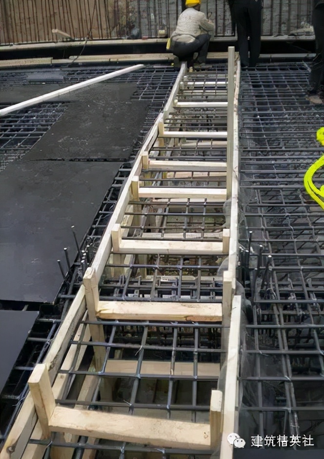 混凝土板裂缝是什么原因造成的,现浇板浇砼后表面裂缝是什么原因