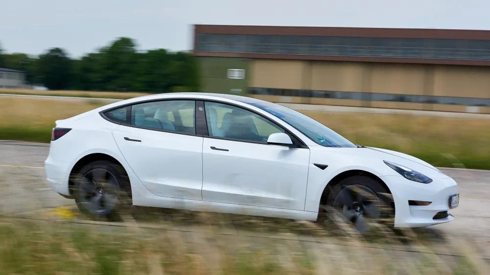 电动钢炮哪家强？德国人给极星2、BMWi4、Model3排了个大小王