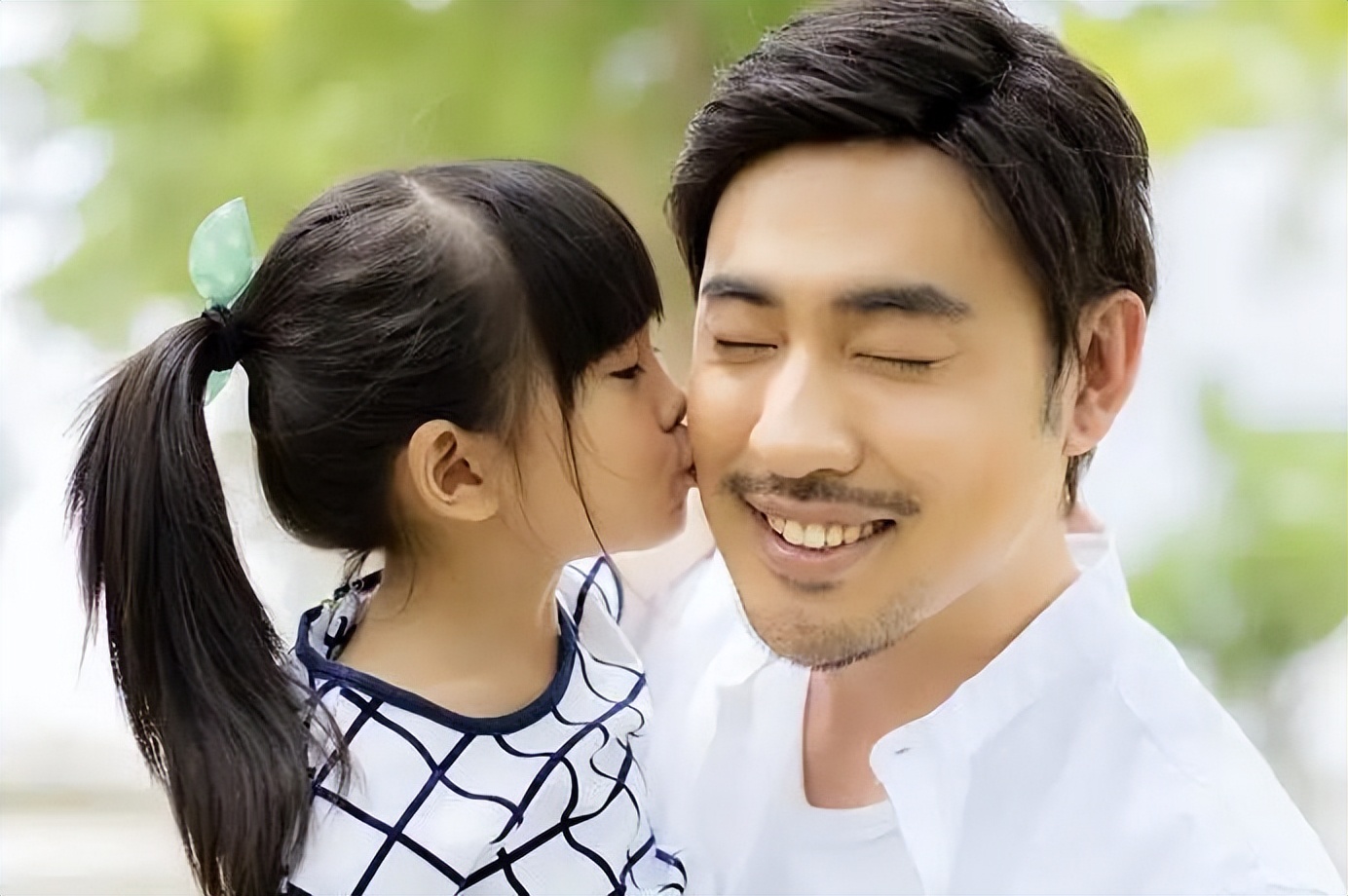 二十几岁的女儿该和爸爸分床睡吗,女儿7岁还要跟父母睡