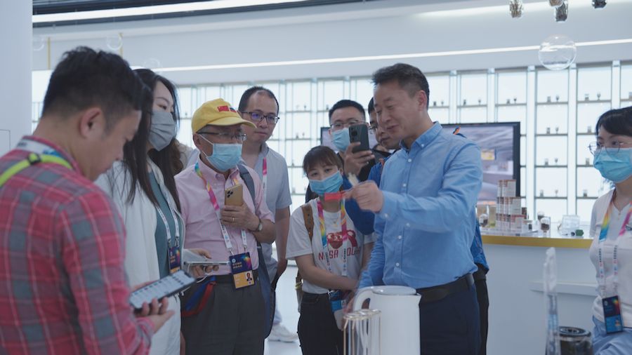 海外媒体数谷行探访平塘特大桥,贵州为什么在大数据领域抢占先机