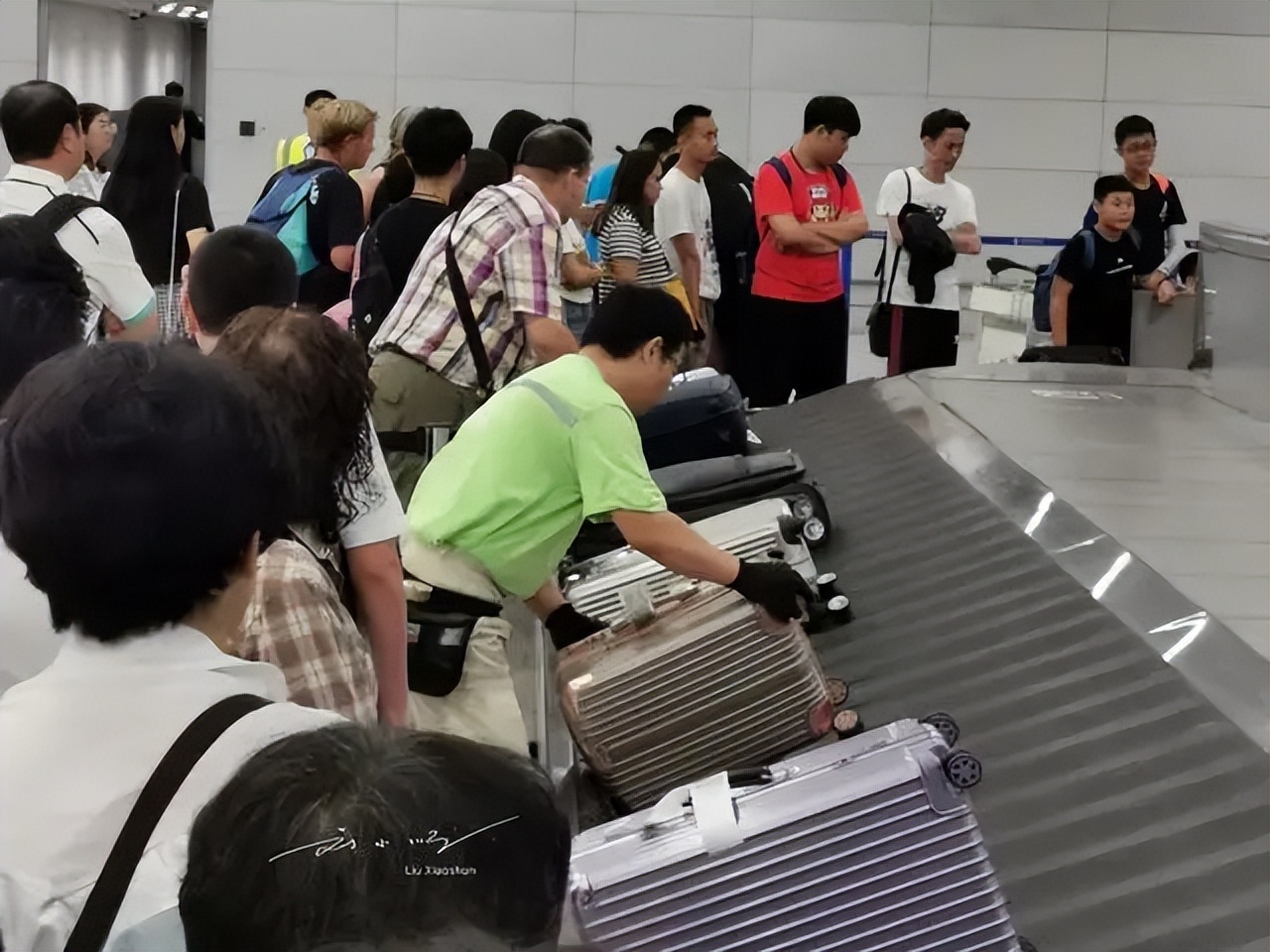 飞机上能带多大的拉杆行李箱?好多朋友不清楚,还很可能花冤枉钱