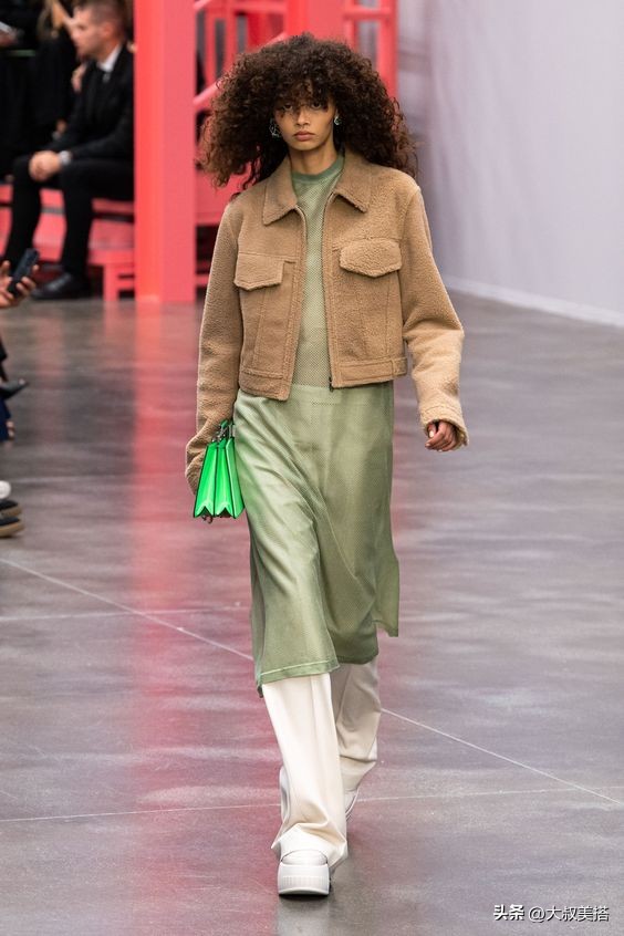 偏绿的卡其色配什么内搭,卡其色和绿色的搭配图片