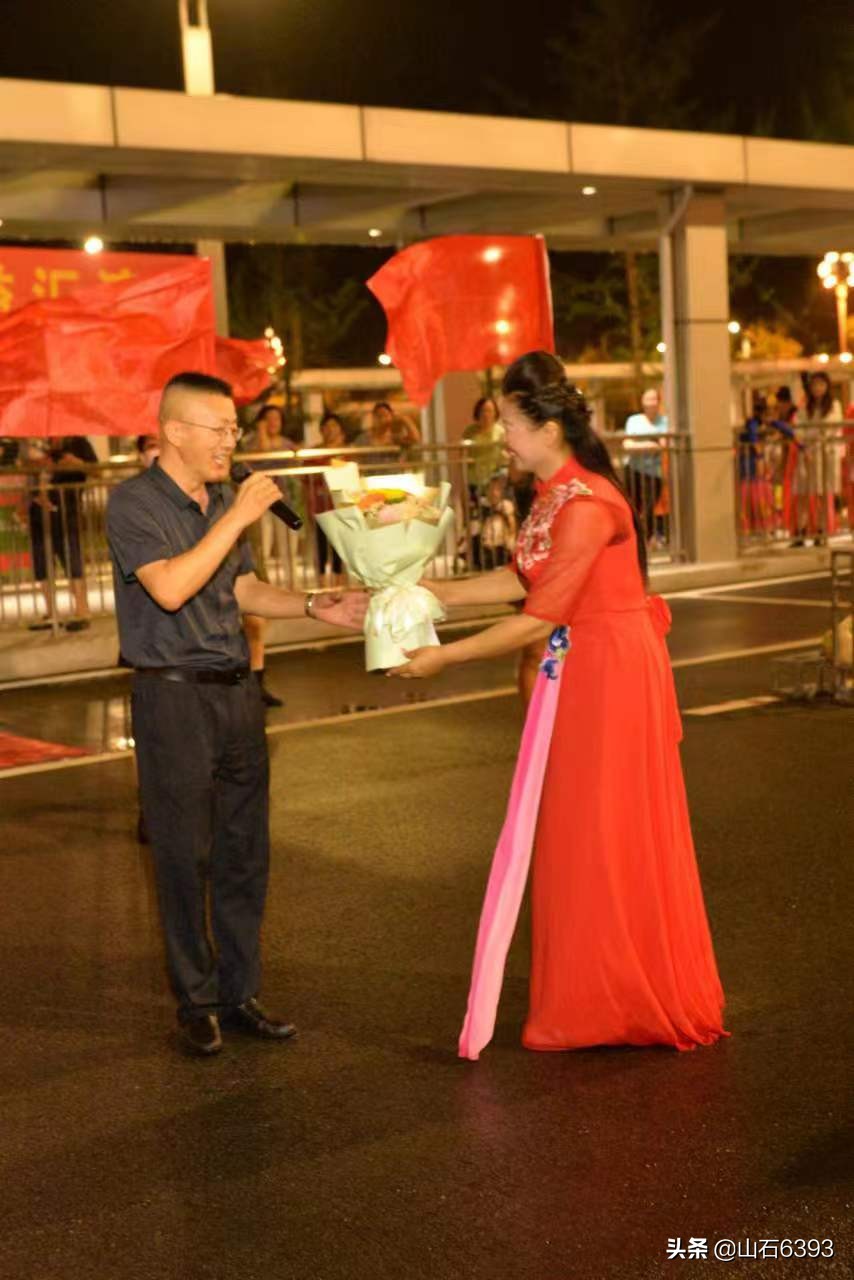 张梅：平度高铁站广场上的庆七一文艺汇演“花絮”～“雨前”幕后