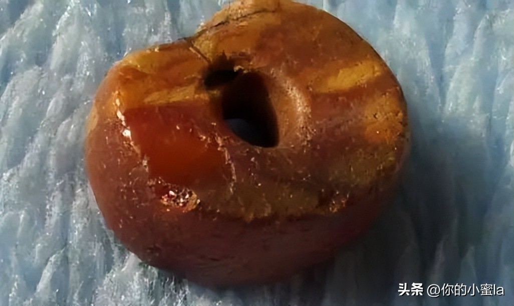 烤色蜜蜡盘玩会变色吗,鸡油黄蜜蜡是烤色的吗