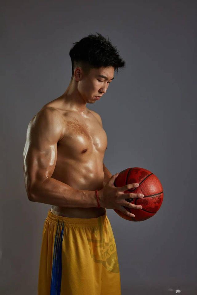 *拍偷**男被196cm肌肉男放倒制服，网友感叹：这体格一般人不敢惹