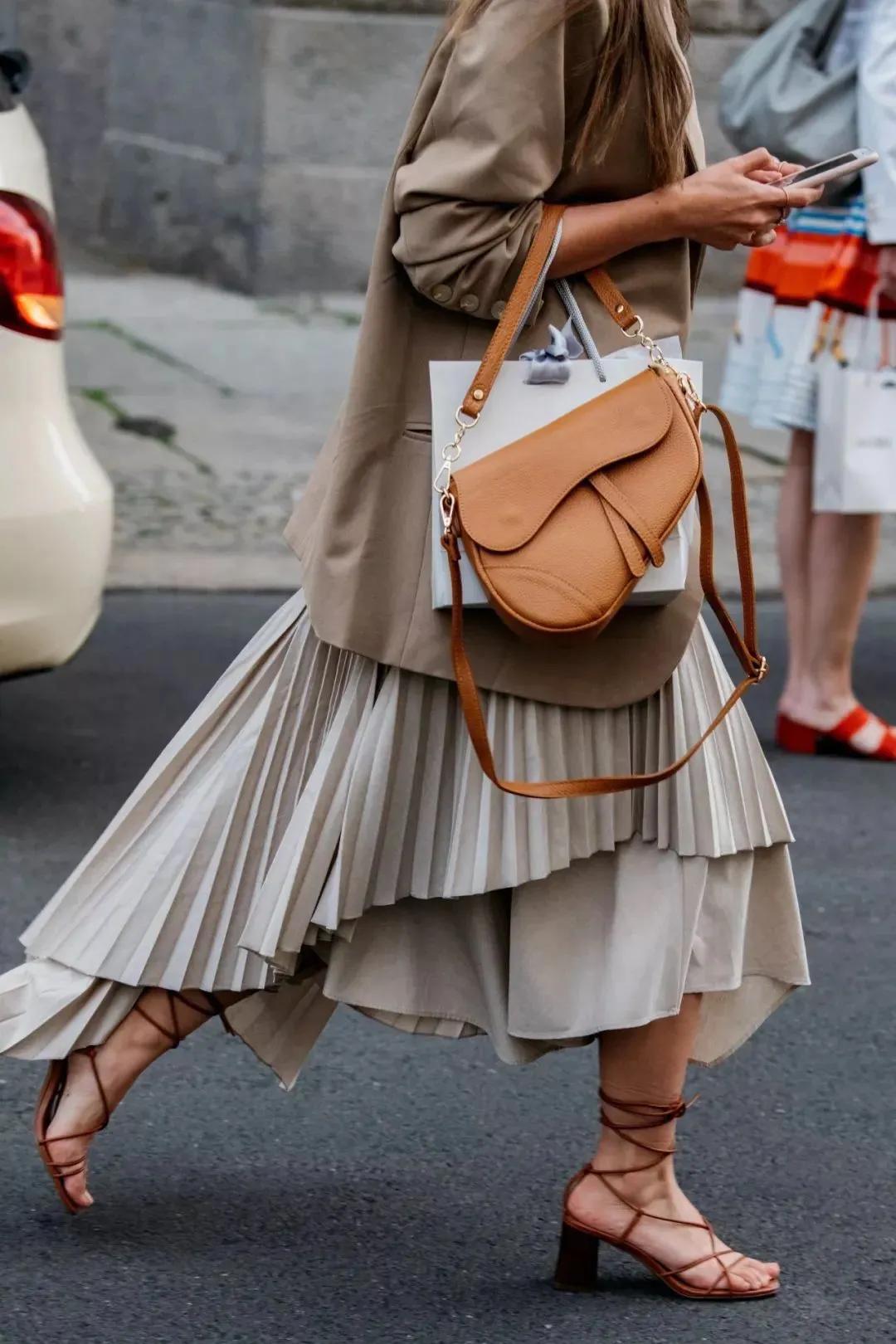 百褶裙怎样搭配最漂亮,百褶裙怎样搭配减龄又好看