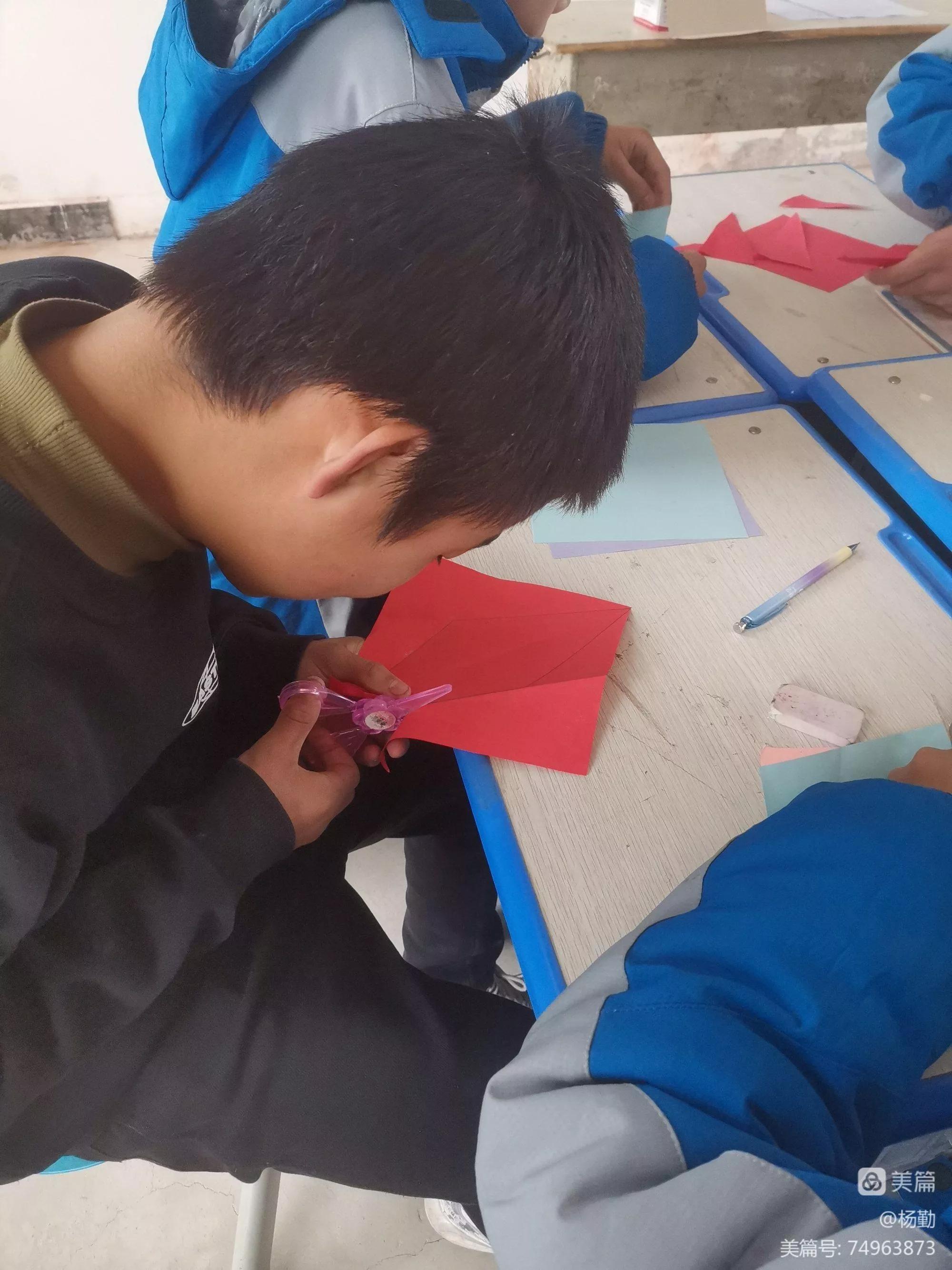 滔河乡中小巧手手工制作社团:折轮“弯月”伴你入眠