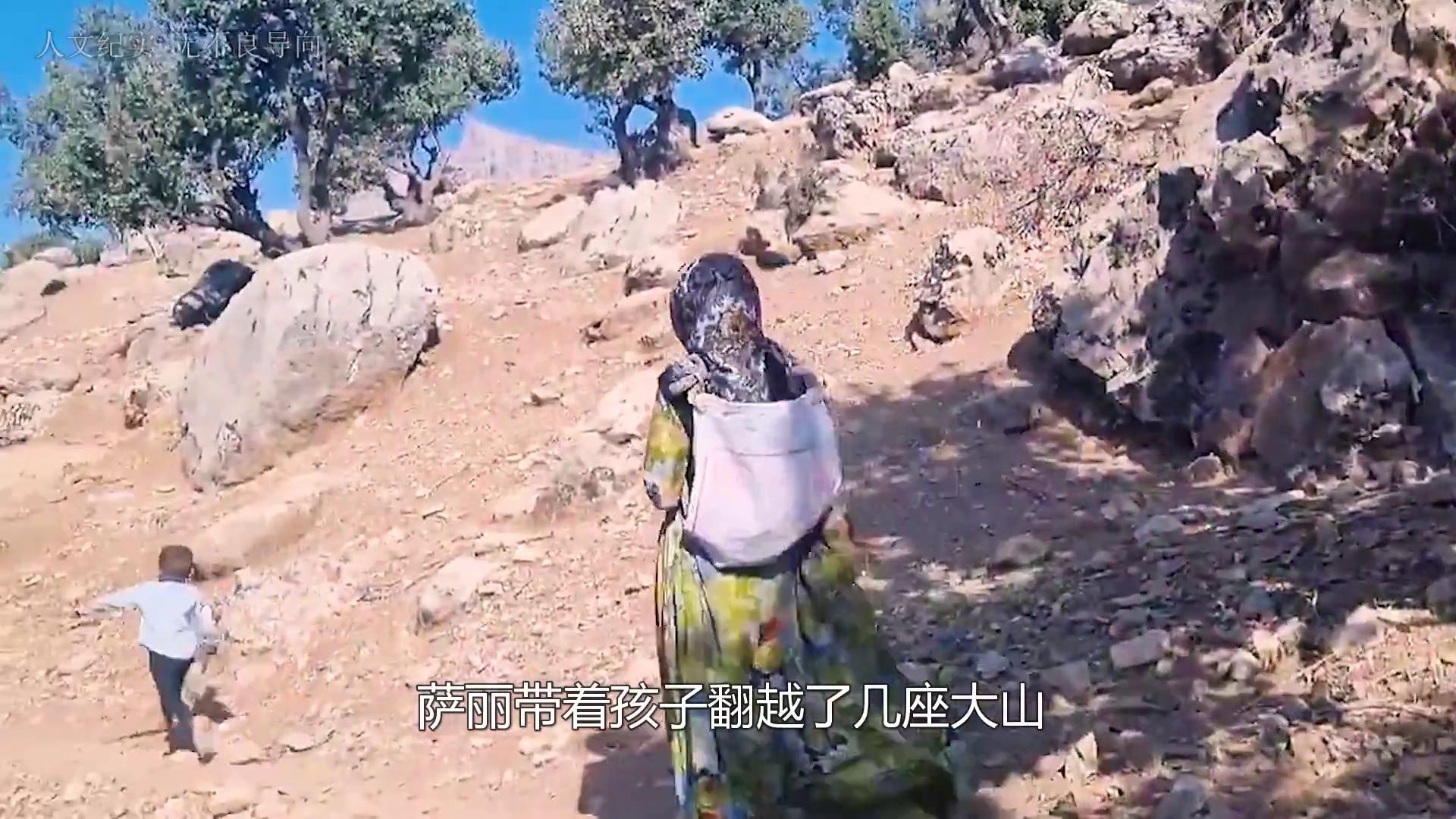 伊朗男人卧病在床，妻子努力工作赚钱，四处为丈夫看病治疗