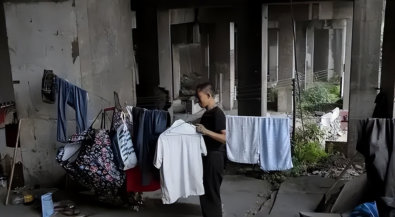 遂宁男子十年蜗居桥洞研究彩票,四川老汉研究彩票住桥洞