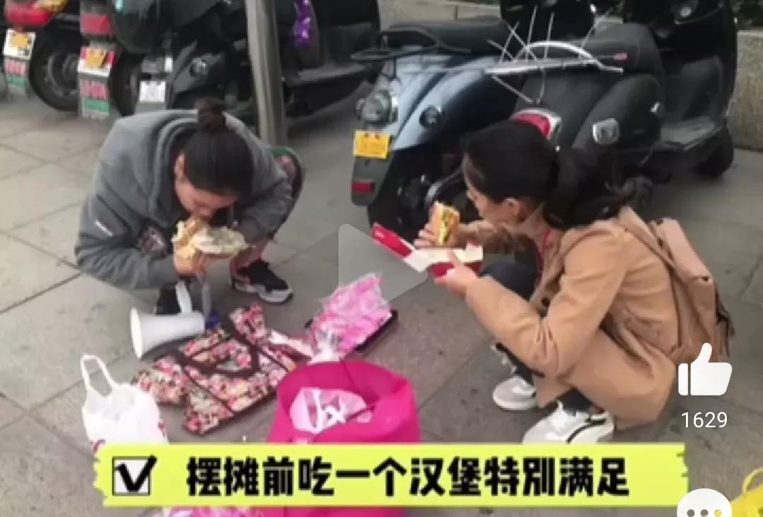 女生摆摊两年送男友28件礼物后续,女孩摆摊两年给男友28件后续礼物