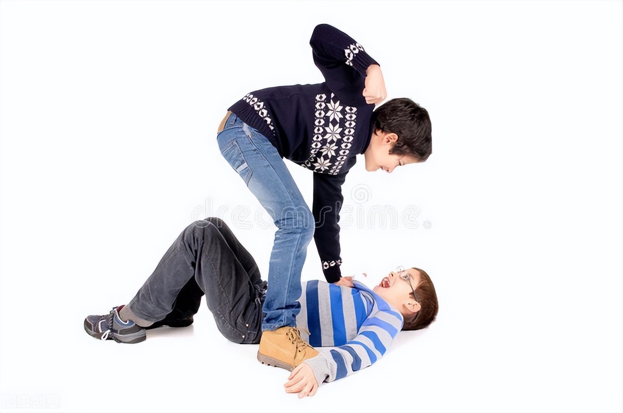 孩子在学校被霸凌了最佳处理方法,孩子被同学欺负家长跟老师说对吗