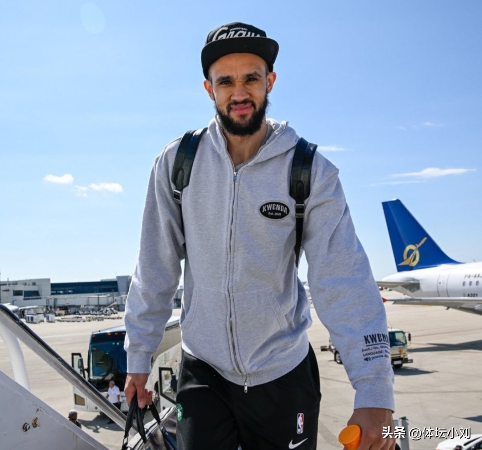 赛后更衣室全队很高兴地庆祝,回归主场全场欢呼