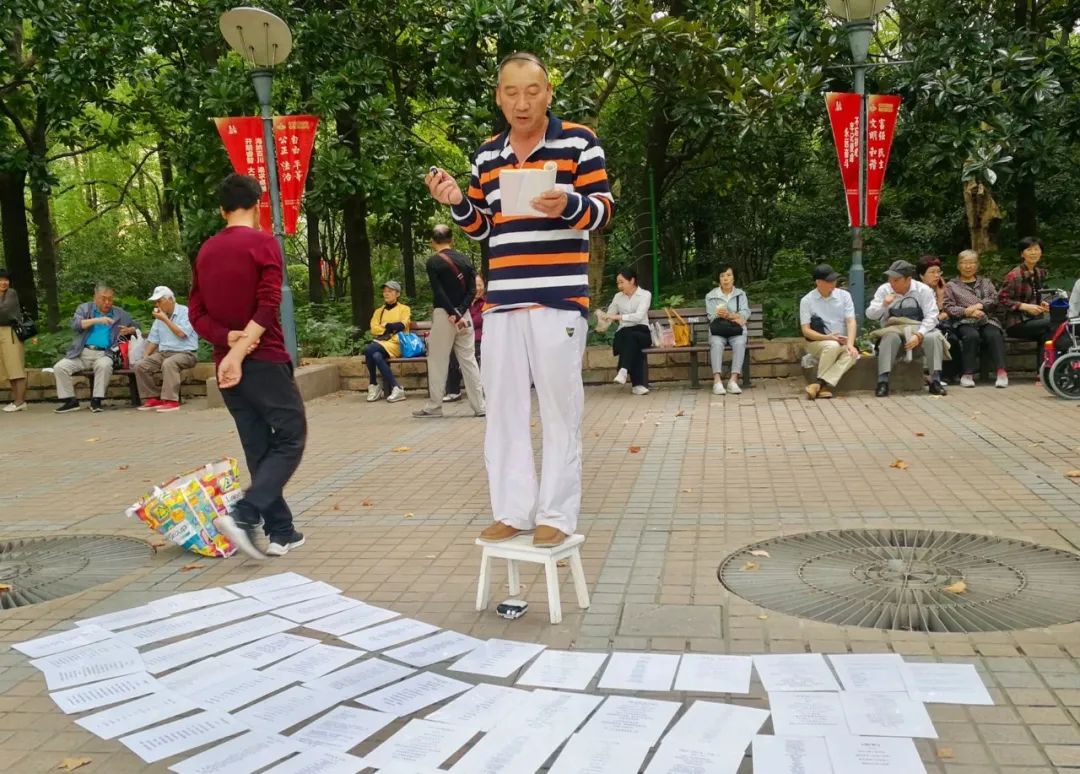 他在夜店和相亲角，读了3年爱情诗：这里最缺爱情