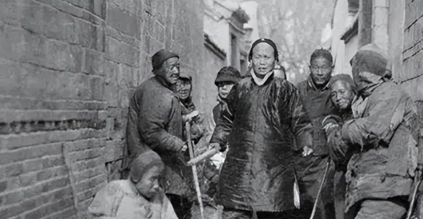 21张真实又罕见的老照片，阴毛假发工作者，我怀疑他用错地方了