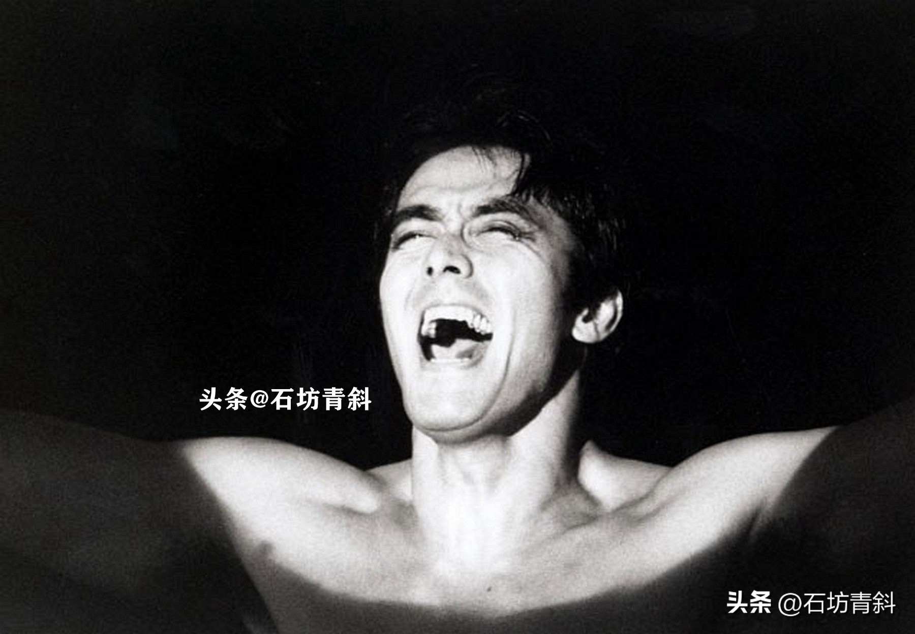 连续43次上杂志封面，欠数亿债务，靠礼券维生，娶小15岁妻子