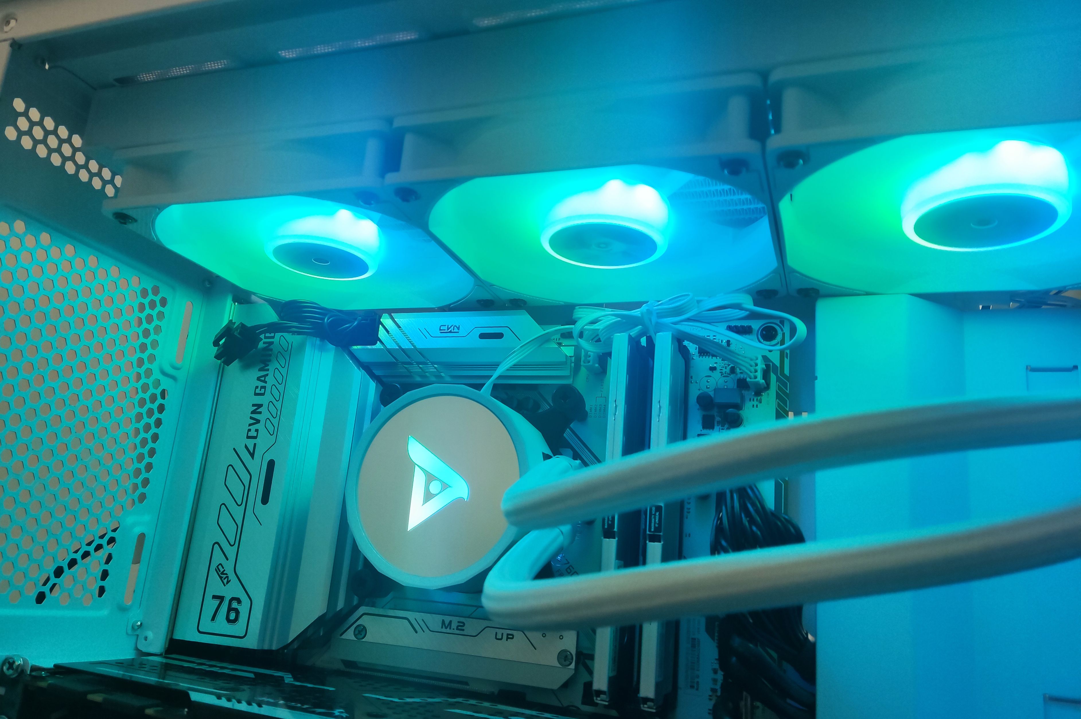 新年新气象：冬日漫漫，我给自己装了台纯白色的新电脑