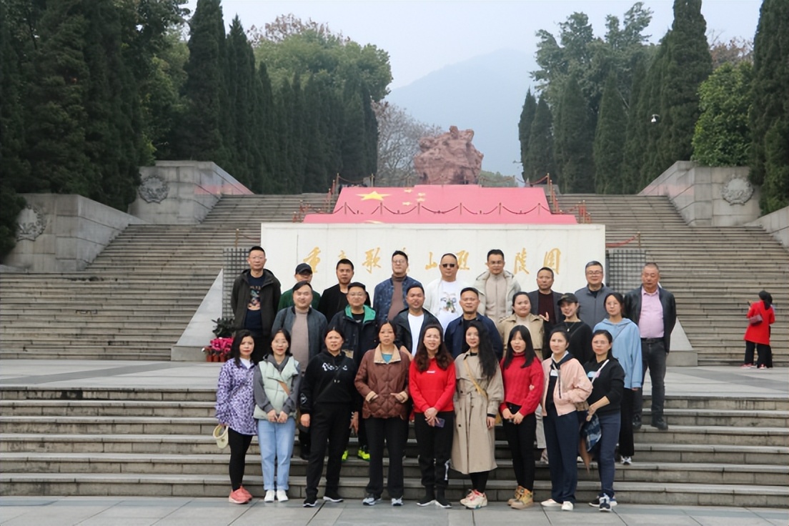 登歌乐山瞻仰革命先烈，游长寿湖欣赏春日风光