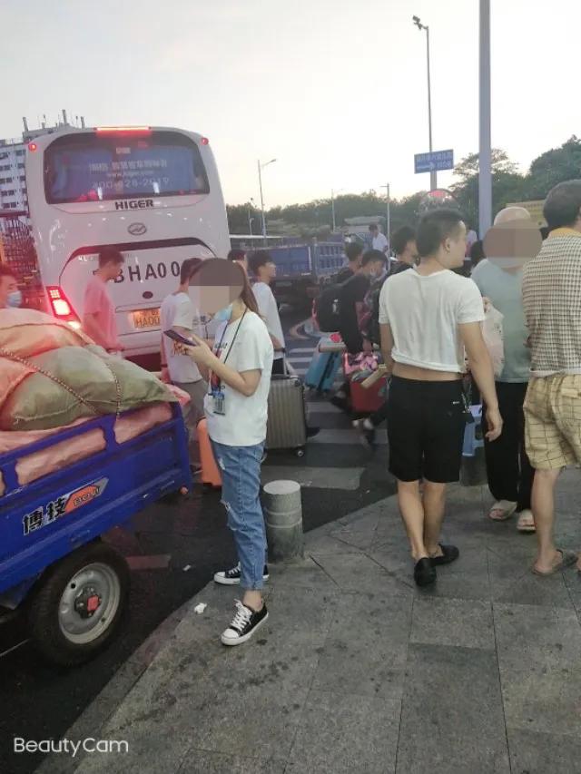 那年我实习进厂身份证未满16,躲过了无味的电子厂生活