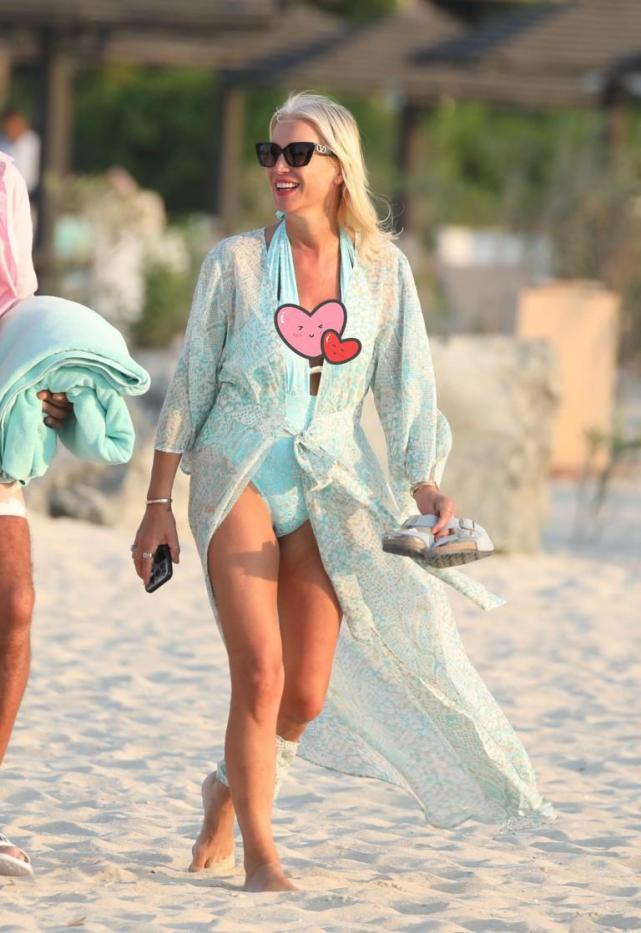 52岁英国明星海边度假,46岁英国主持人