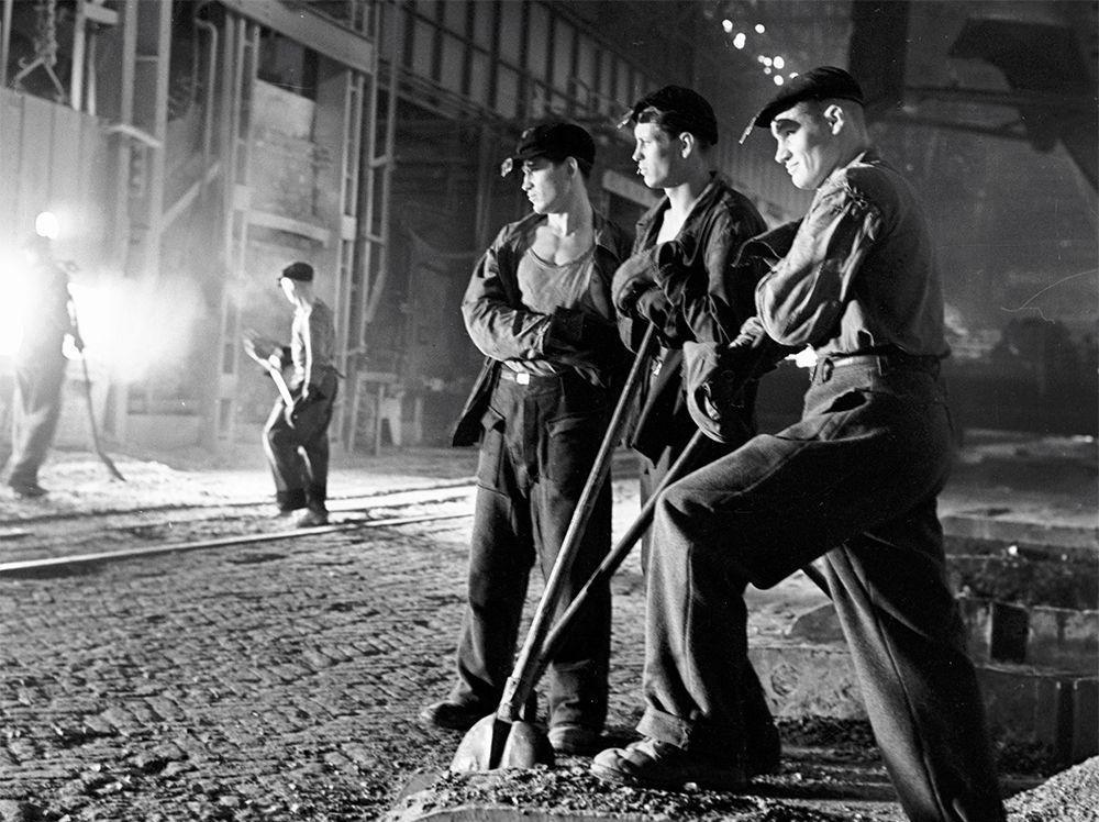 亚速钢铁厂有多少职工,亚速钢铁厂工人