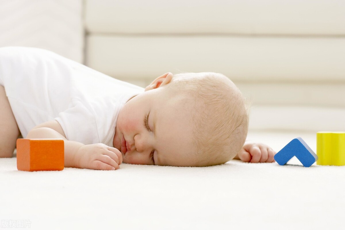 宝宝喜欢趴着睡觉有问题吗,宝宝老是趴着睡觉会影响发育吗