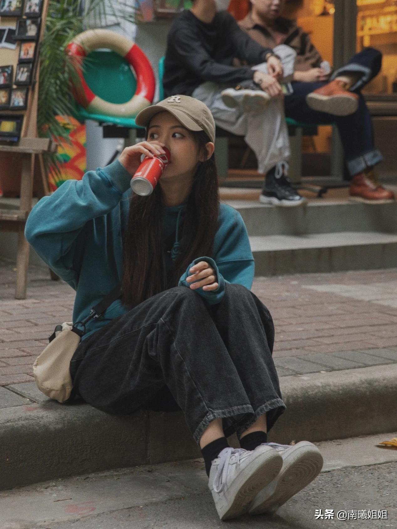 2019年穿卫衣最好看的5种搭配,又到了卫衣配鲨鱼裤的季节了