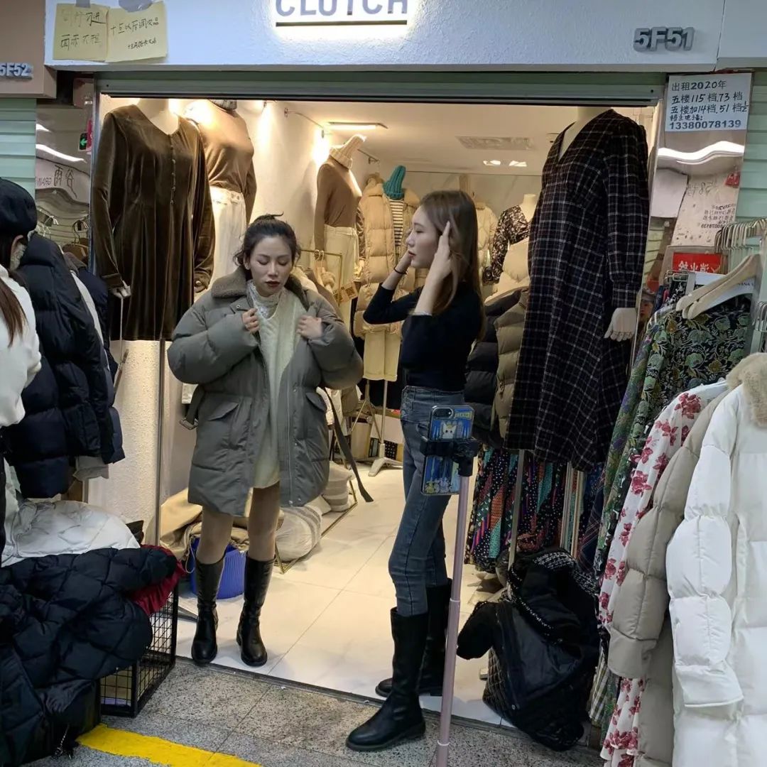 她每天在档口走廊换几百件衣服，“我要挣钱”是唯一信念