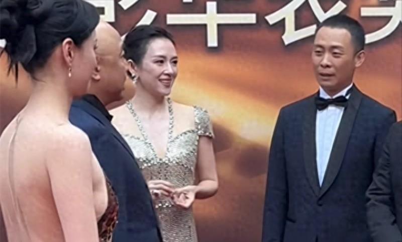 光天化日半露*裤内**、露半球，这几个明星玩转“诱惑”，毫无下限！